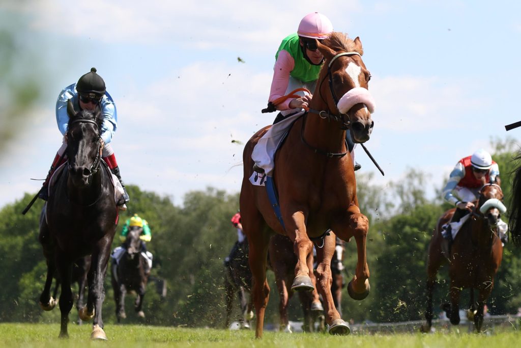 DERBY – ZWEI MIT REITER