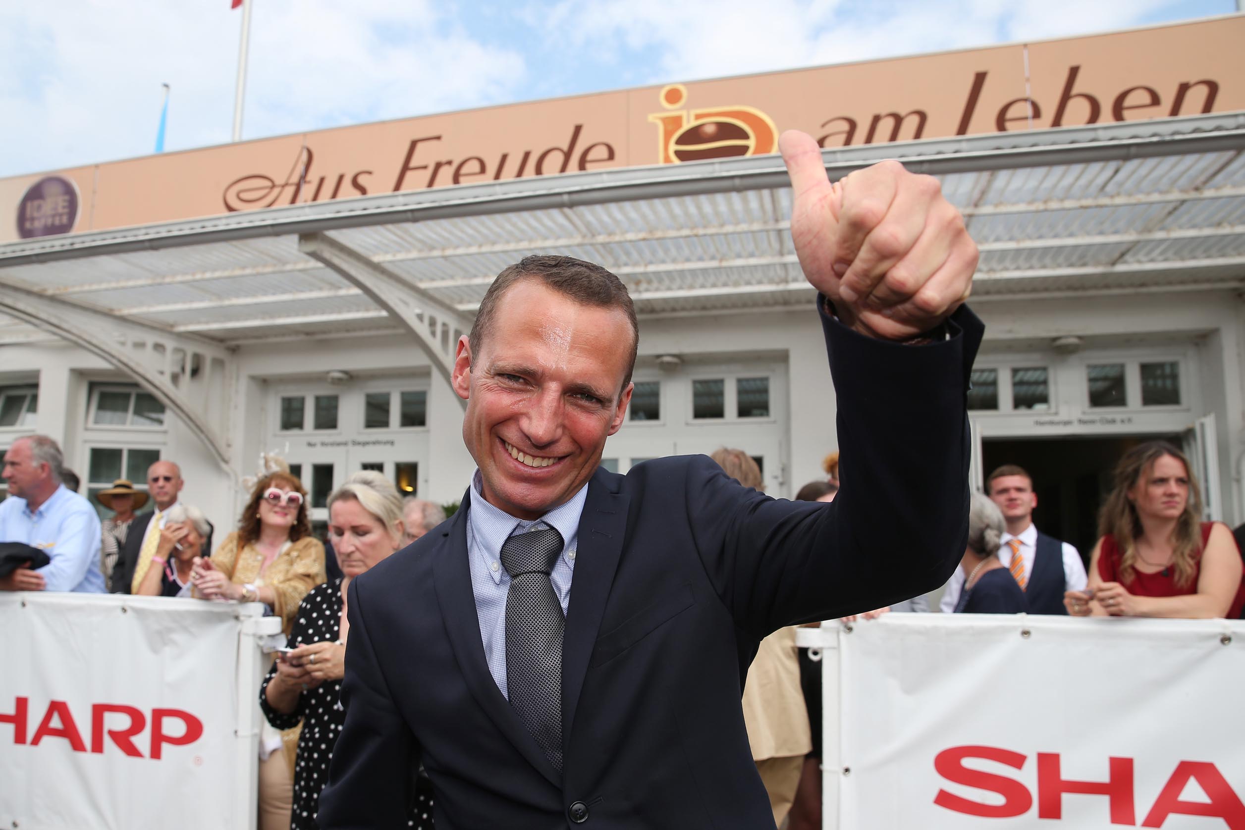 Siegerjubel bei Henk Grewe nach dem Sieg von Sisfahan im 152. Deutschen Derby