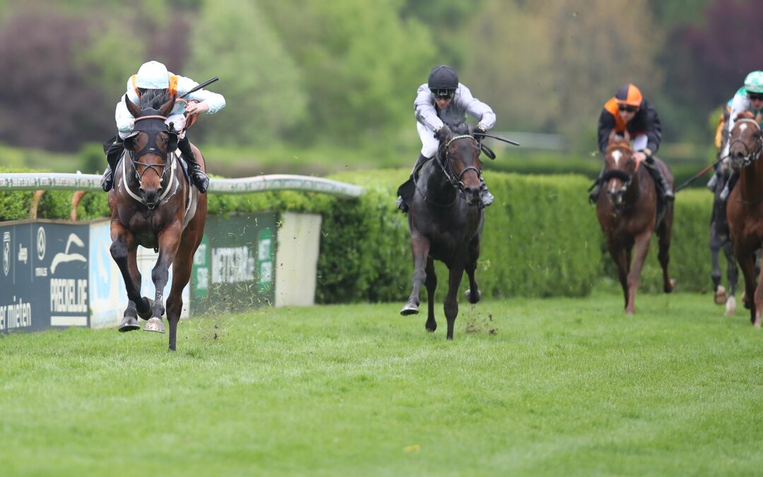 HINTER DER ERWARTUNG