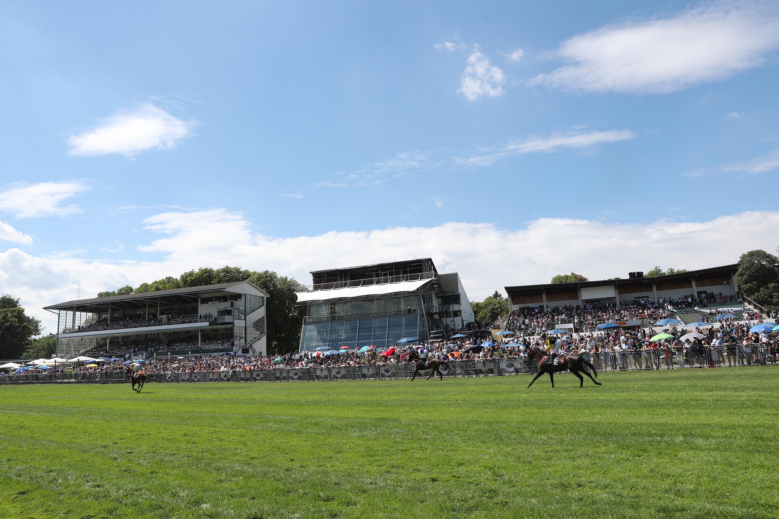Die Pferde und Jockeys beim Aufgalopp