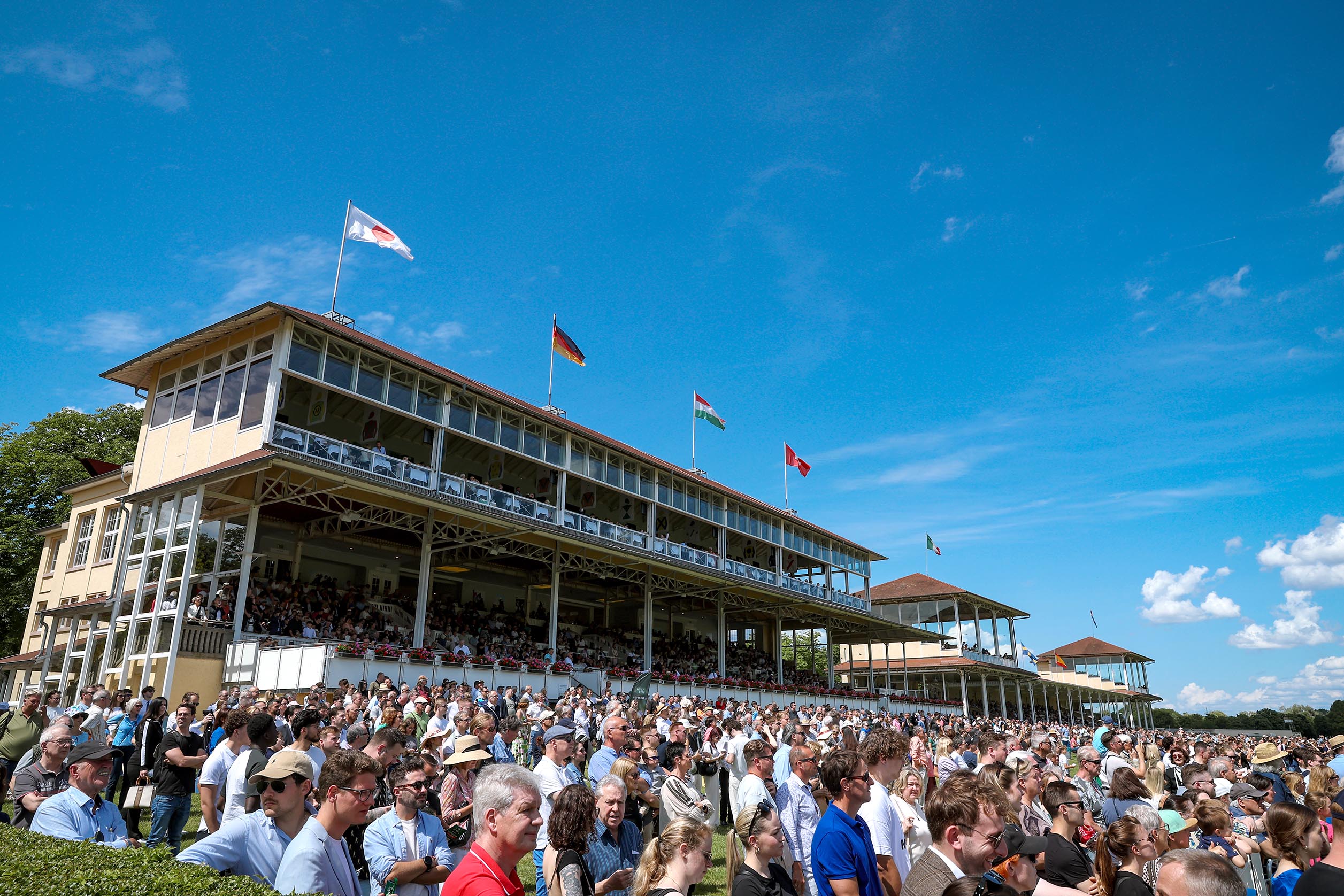 Volle Zuschauermenge vor der Tribüne