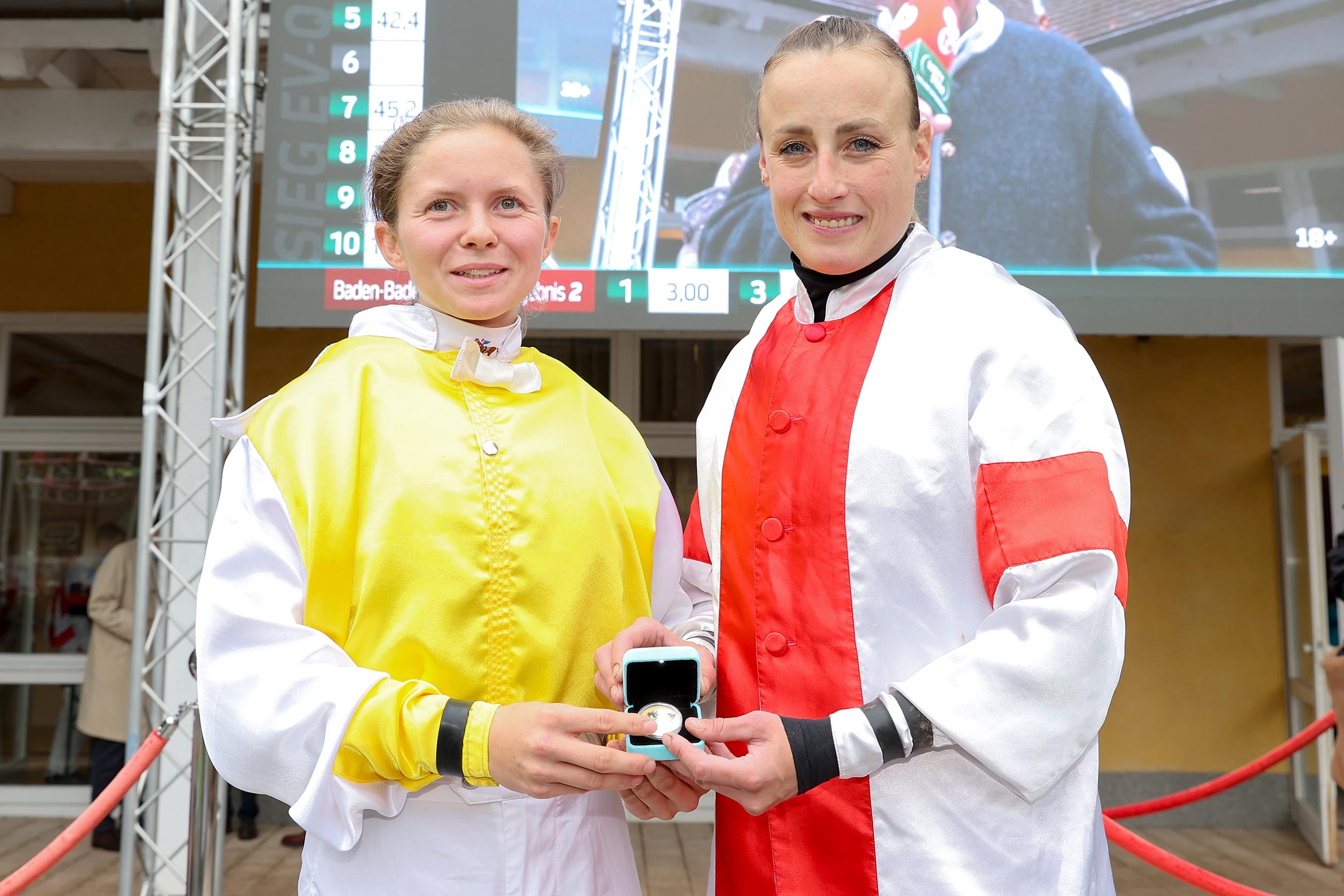 Sina Schmidt neben Sibylle Vogt bei der Ehrung Golden Horse Amazons Series